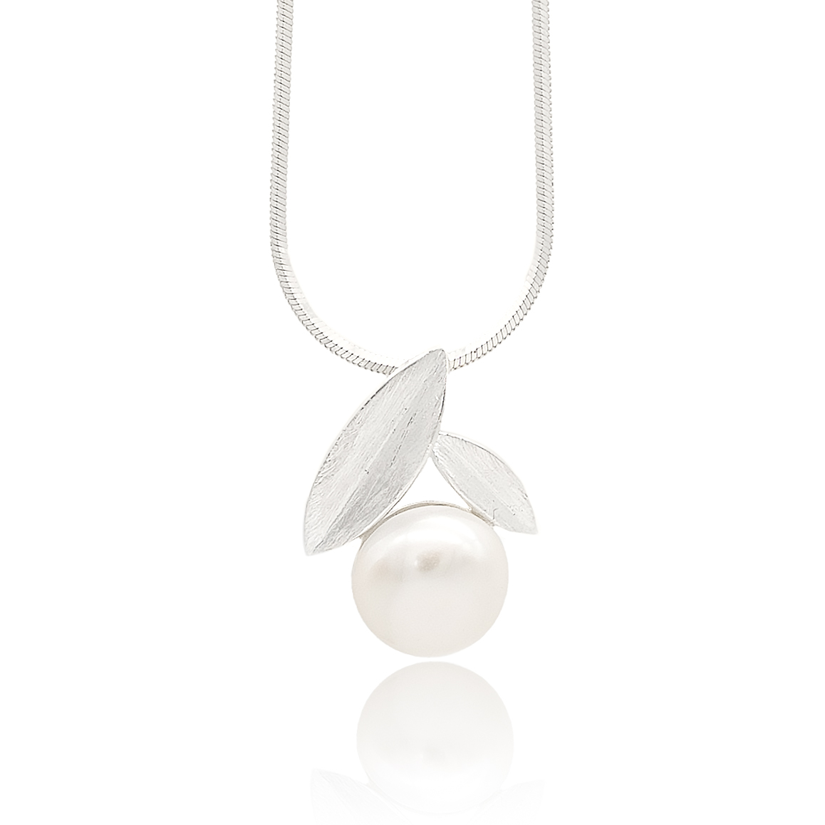 Lucia pearl necklace