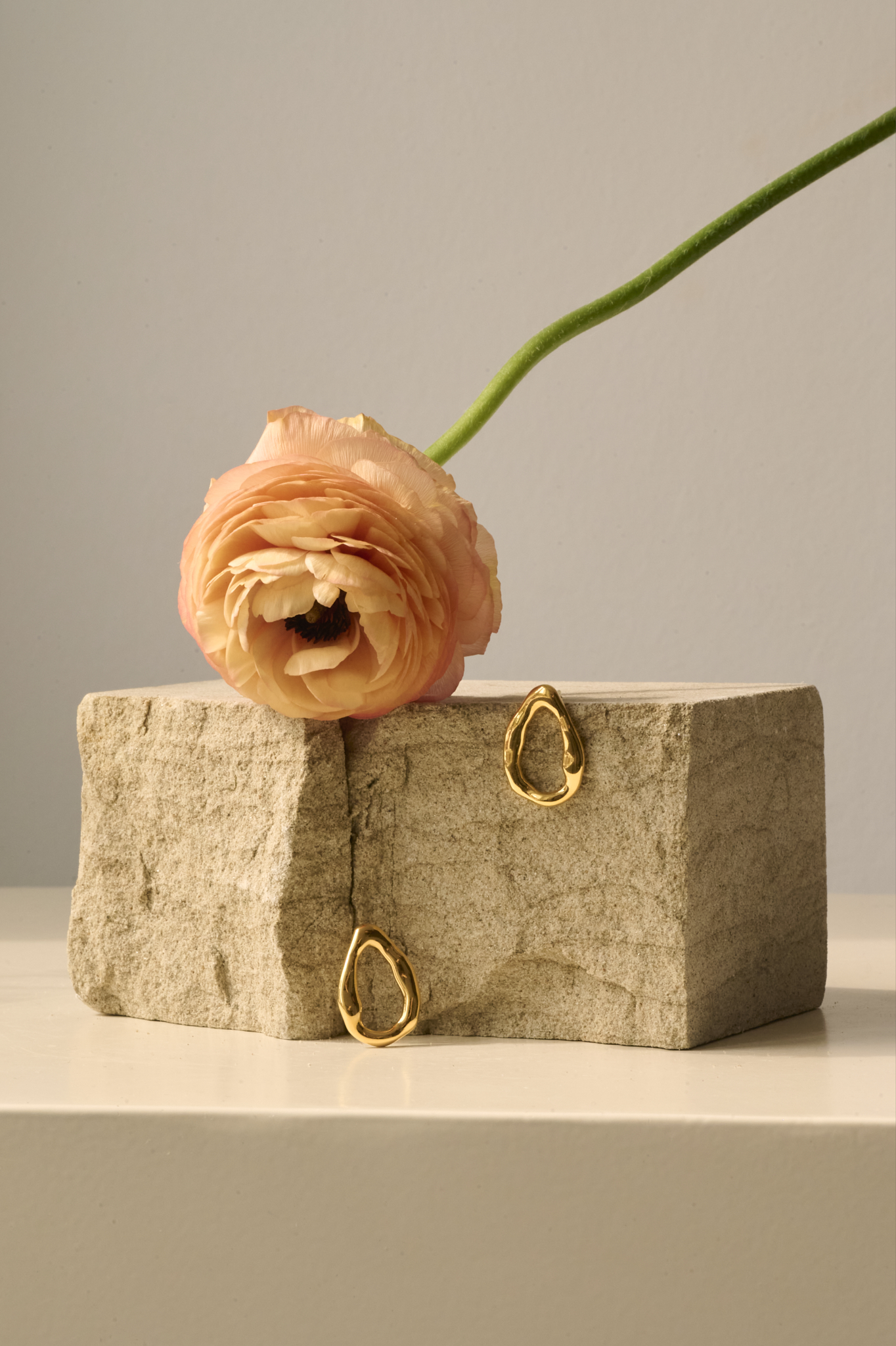 Thea gold earrings